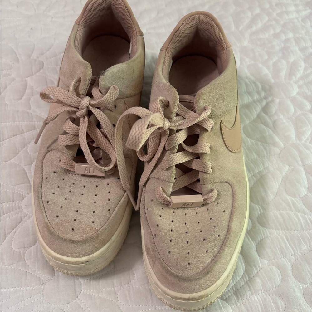 Nike Women's Light Beige Sneakers